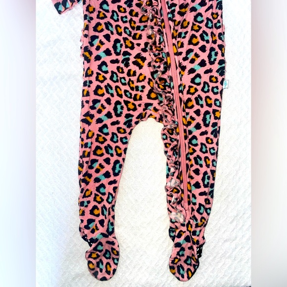 ✨ POSH PEANUT ✨ Footie Ruffled Zippie Sz 3-6Months - Picture 5 of 6
